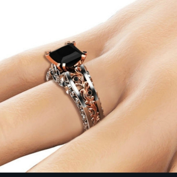 Exquisite Black Stone Ring with Rose Gold and Silver Accents - Picture 3 of 14